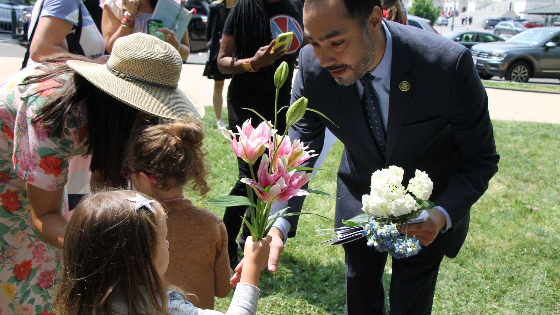 Rep. Castro receives flowers from child
