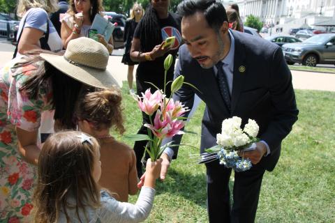 Rep. Castro receives flowers from child